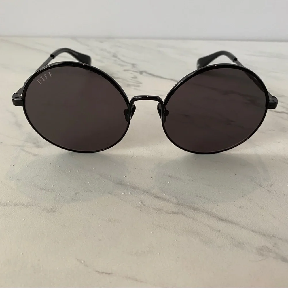 Diff Eyewear Isla Black Round Metal Sunglasses with Dark Gray Lenses